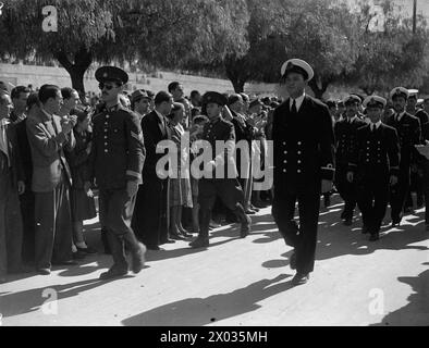 Du 16 au 19 octobre 1944, les troupes britanniques escortées par quatre croiseurs et destroyers de la Royal Navy, aux côtés des unités de la Royal Hellenic Navy, débarquent au Pirée et se déplacent vers Athènes, accueillis par des foules acclamantes. Banque D'Images