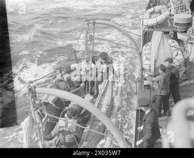 LES HOMMES DE LA CORVETTE BRITANNIQUE, HMS VERVAIN, EN SERVICE ACTIF. 9-10 JUILLET 1942. - Abaisser le baleinier Banque D'Images