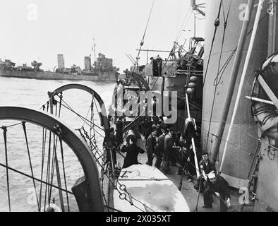 LE DESTROYER HMS EXPRESS EST ENDOMMAGÉ. 1940, À BORD DU HMS KELVIN ALORS QU'IL ALLAIT À L'AIDE DU DESTROYER ENDOMMAGÉ ET A PRIS À BORD DES SURVIVANTS. - Hisser le Seaboat dans le HMS KELVIN. L'EXPRESS endommagé est en arrière-plan Banque D'Images