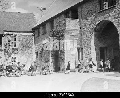 COLONIE POUR ARTISTES DE MOINS DE SIX ANS : ÉVACUÉS À DARTINGTON HALL, TOTNES, DEVON, ANGLETERRE, 1941. - Les enfants évacués de Londres et du Kent vers Dartington Hall à Totnes, Devon quittent la cour médiévale de Dartington pour une promenade dans la nature dans la campagne entourant le domaine Banque D'Images