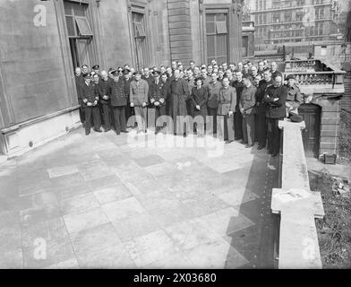 RÉUNION DES AUMÔNIERS DE L'OPÉRATION COMBINÉE. 12 AVRIL 1944, QUARTIER GÉNÉRAL DES OPÉRATIONS COMBINÉES. UNE CONFÉRENCE DES AUMÔNIERS DE LA MARINE ET DE L'ARMÉE QUI SERVENT LE PERSONNEL D'OPÉRATION COMBINÉE ET LES UNITÉS COMMANDO A EU LIEU SOUS LA DIRECTION DE LEUR AUMÔNIER SUPÉRIEUR, LE REV B G BEALE, RN. - Groupe général d'aumôniers servant le personnel d'opération combinée et les aumôniers commando, avec le second Sea Lord, le vice-amiral Sir Algernon U Willis, KCB, DSO; et à sa droite, l'officier général commandant le groupe SS, le major général R. G. Sturges, RM, et l'aumônier de la flotte, le Vénérable archidiacre J. K. Wilson, GRANGE, sur G. Banque D'Images