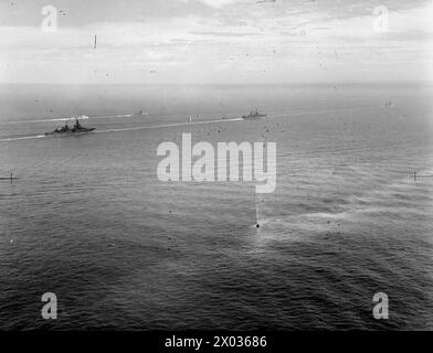 L'AUGUSTA ET SON ESCORTE DANS LA MANCHE. 14 JUILLET 1945, PHOTOGRAPHIE AÉRIENNE, APPROCHE DES DESCENTES. LE CROISEUR AMÉRICAIN AUGUSTA, TRANSPORTANT LE PRÉSIDENT TRUMAN À LA GRANDE RÉUNION DES TROIS, S'EST APPROCHÉ DES DOWNS AVEC SON ESCORTE DU CROISEUR BRITANNIQUE HMS BIRMINGHAM ET DES DESTROYERS HM SERAPIS, OBDURÉ, OBÉISSANT, ZÉLÉ, ZEPHYR, ET LE ZODIAC, ET LE CROISEUR AMÉRICAIN PHILADELPHIA. - L'AUGUSTA (à gauche) suivant l'USS PHILADELPHIA et (à droite) le HMS BIRMINGHAM. En arrière-plan sont les destroyers HMS SERAPIS (en tête) et ODURATE Banque D'Images