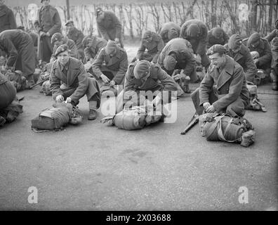 Les Royal Marines qui ont participé à l'opération de Salerne sont au Royal Marine Depot à Deal, Kent, le 5 janvier 1943, enlevant les tasses de leurs sacs à dos avant le petit déjeuner. Banque D'Images