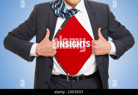 Homme d'affaires en costume montrant slogan Insights sous sa chemise comme un concept d'entreprise Banque D'Images