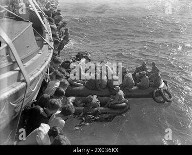 LES HOMMES DE ROMMEL N'AVAIENT PAS DUNKERQUE - LA ROYAL NAVY RASSEMBLE LES ALLEMANDS EN FUITE. 12 ET 13 MAI 1943, MALTE, DES FORCES NAVALES LÉGÈRES PATROUILLANT DANS LES PASSAGES SICILIENS AU LARGE DES CÔTES DE TUNIS EMPÊCHÈRENT ROMMEL AFRIKA KORPS DE FAIRE UNE ÉVACUATION DE DUNKERQUE D'AFRIQUE DU NORD. - Plus de 'Rommel's Refugees' grimpant à bord d'un des navires de HM Banque D'Images