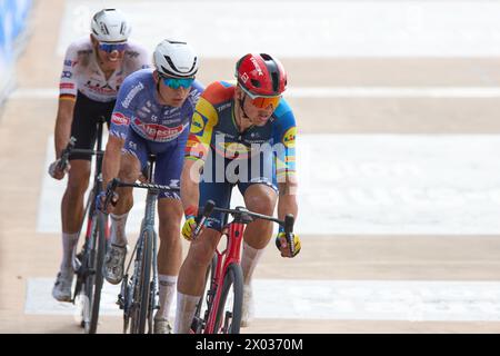 Paris Roubaix 2024 Mathieu van der Poel remporte une deuxième victoire consécutive avec 60km d'attaque en solo résultats 1. Mathieu van der Poel (Alpecin-Deceuninck) Banque D'Images