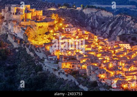 Rocca Imperiale, Italie ville au sommet d'une colline de nuit dans la région de Calabre. Banque D'Images