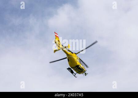 07.04.2024, Anthering, AUT, Unterwegs à Salzbourg, Symbolbild, Themenbild, Verschiedene Themenbilder, im Bild die Unfallstelle, C6, Rettungshubschrauber, Blumenwiese, Löwenzahn, Flug, *** 07 04 2024, Anthering, AUT, sur la route à Salzbourg, image symbolique, image à thème, diverses images à thème, dans l'image le site de l'accident, C6, hélicoptère de sauvetage, prairie de fleurs, pissenlit, vol, Banque D'Images