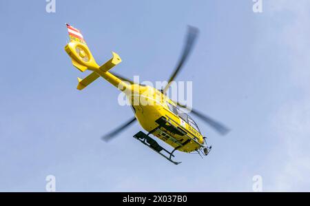 07.04.2024, Anthering, AUT, Unterwegs à Salzbourg, Symbolbild, Themenbild, Verschiedene Themenbilder, im Bild die Unfallstelle, C6, Rettungshubschrauber, Blumenwiese, Löwenzahn, Flug, *** 07 04 2024, Anthering, AUT, sur la route à Salzbourg, image symbolique, image à thème, diverses images à thème, dans l'image le site de l'accident, C6, hélicoptère de sauvetage, prairie de fleurs, pissenlit, vol, Banque D'Images