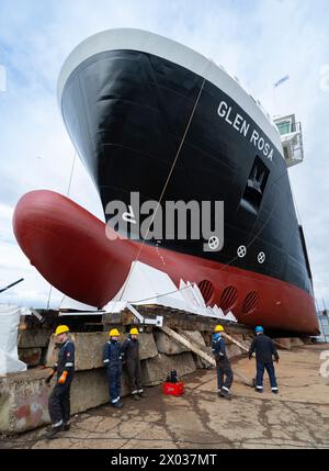 Port Glasgow, Écosse, Royaume-Uni. 9 avril 2024. Lancement du ferry MV Glen Rosa depuis le chantier naval Ferguson Marine à Port Glasgow aujourd'hui. Le ferry très retardé et hors budget pour Caledonian MacBrayne glissa sur la cale à 13h30 et fut amarré le long du chantier naval pour être équipé. Iain Masterton/Alamy Live News Banque D'Images