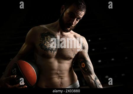 Villeurbanne, France. 09th Apr, 2024. © PHOTOPQR/LE PROGRES/Joël PHILIPPON - Villeurbanne 09/04/2024 - Joffrey Lauvergne. Tatouages. 9 avril 2024 -ici sur le torse un joueur de basket sur fond de lune et de gratte-ciel et sur le bras gauche le tatouage du Partizan Belgrade. Les tatouages de Joffrey Lauvergne, joueur de l' Asvel. Basket Villeurbanne, France, 9 avril 2024 basket, Asvel. Jetez un coup d'œil sur les tatouages de Joffrey Lauvergne ! Crédit : MAXPPP/Alamy Live News Banque D'Images