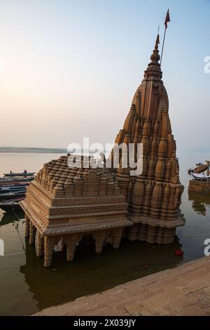 Temple Ratneshwar Mahadev ou temple penché à Varanasi, Inde. Banque D'Images