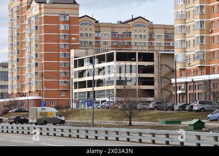 Moscou, Russie - 12 juin 2021. Parking typique de plusieurs étages dans le Zelenograd Banque D'Images