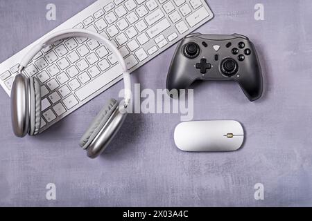 Clavier PC, accessoires pour jouer à des jeux vidéo avec une manette de jeu Banque D'Images