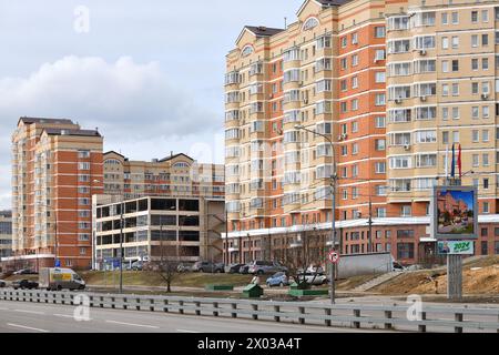 Moscou, Russie - 12 juin 2021. Parking typique de plusieurs étages dans le Zelenograd Banque D'Images