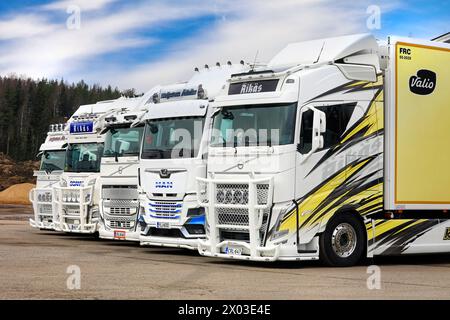 Flotte de nouveaux camions Volvo, Scania et MAN magnifiquement personnalisés garés sur un chantier un jour de printemps. Salo, Finlande. 31 mars 2024. Banque D'Images