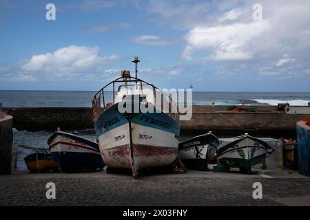 Bateaux de pêche à terre, port de Ponta do sol, Santo Antăo, Cap-Vert (République de Cabo Verde) Banque D'Images