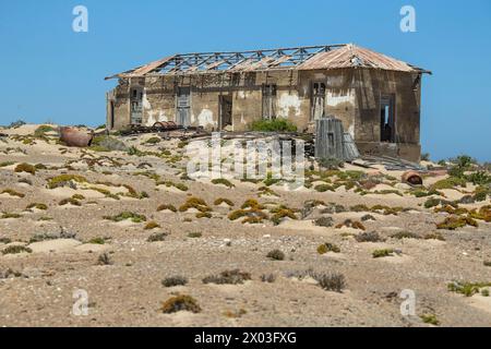 Abandonnée, maison de mineur sur une colline, préservée par l'air sec du désert, à la mine Borgenfels dans la zone interdite en Namibie. Banque D'Images