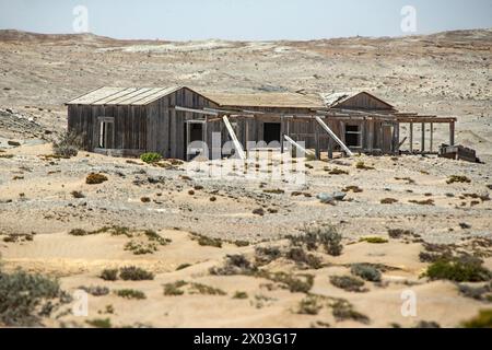 Abandonnée, maison de mineur, préservée par l'air sec du désert, à la mine Borgenfels dans la zone interdite en Namibie. Banque D'Images