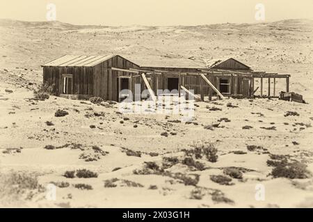 Abandonnée, maison de mineur, préservée par l'air sec du désert, à la mine Borgenfels dans la zone interdite en Namibie. Sépia. Banque D'Images