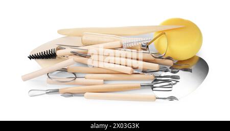 Ensemble de différents outils d'artisanat en argile isolés sur blanc Banque D'Images