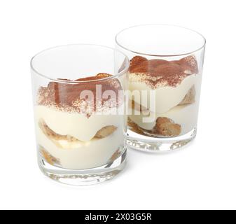 Délicieux tiramisu dans des verres isolés sur blanc Banque D'Images