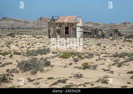 Abandonné, maison de mineur, avec des outhouses, préservé par l'air sec du désert, à la mine Borgenfels dans la zone interdite en Namibie. Banque D'Images