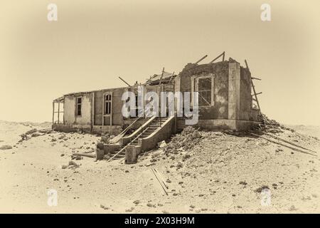 Abandonnée, maison de mineur, préservée par l'air sec du désert, à la mine Borgenfels dans la zone interdite en Namibie. Banque D'Images