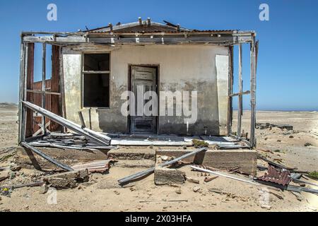 Porte d'une maison de mineur abandonnée, préservée par l'air sec du désert, à la mine Borgenfels dans la zone interdite en Namibie. Banque D'Images