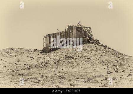 Abandonnée, maison de mineur, préservée par l'air sec du désert, à la mine Borgenfels dans la zone interdite en Namibie. Sépia. Banque D'Images