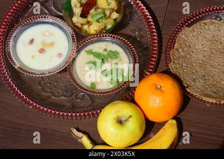 Nord indien Brat ki thali, recette (nourriture après jeûne), sabudana, perle de tapioca (sagou) kheer doux et aigre, épicé maison de pommes de terre bharesha cheela et Banque D'Images