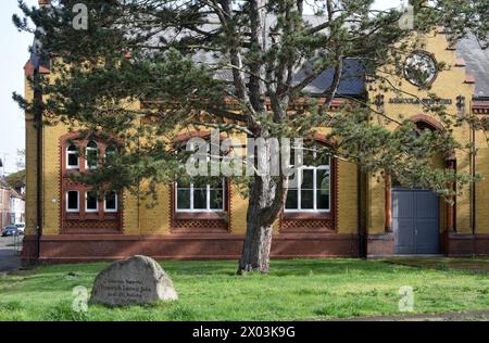 08.04.2024 Turnhalle Deutschland/ Sachsen Anhalt/ Altmark/ Altmarkkreis Salzwedel/ Stadt Salzwedel/ Steintorstraße Ecke Schülkestraße/ Agricola Stiftung/ Turnhalle/ davor ein Gedenkstein zum 150. Todestag von Turnvater Friedrich Ludwig Jahn *** 08 04 2024 Gymnasium Allemagne Saxe Anhalt Altmark Altmarkkreis Salzwedel ville de Salzwedel Steintorstraße corner Schülkestraße Agricola Foundation Gymnasium devant une pierre commémorative commémorant le 150e anniversaire de la mort du père de la gymnastique Friedrich Ludwig Jahn Banque D'Images