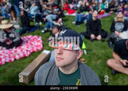 NEW YORK, NEW YORK - 8 AVRIL : les gens se rassemblent au cimetière de Greenwood à Brooklyn à New York lors d'une éclipse solaire partielle le 8 avril 2024 à New York. des milliers de personnes se sont rassemblées dans des parcs et des espaces ouverts à travers la ville pour voir jusqu'à 90% du soleil couvert par la lune. (Photo de Michael Nigro/Sipa USA) Banque D'Images