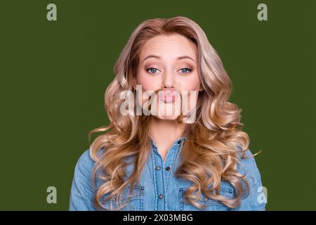 Gros plan photo incroyable belle elle sa dame tromper autour de faire moustache avec des boucles comme Guy homme mâle il lui insouciant portant des jeans décontractés Banque D'Images