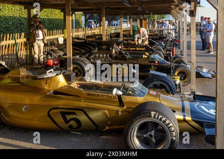 Les garages Lotus au Goodwood Revival 2023, Sussex, Royaume-Uni. Célébration des 75 ans de Lotus. Banque D'Images