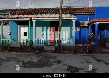 154 porches de maisons vernaculaires face au soleil couchant avec des murs peints indigo, bleu clair et bleu saphir sur la rue Adela Azcuy. Viñales-Cuba. Banque D'Images