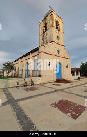157 la couleur crème Iglesia del Sagrado Corazon-Sacred Heart Church de AD 1883, Plaza Central Square, sous un ciel nuageux coucher de soleil. Viñales-Cuba. Banque D'Images