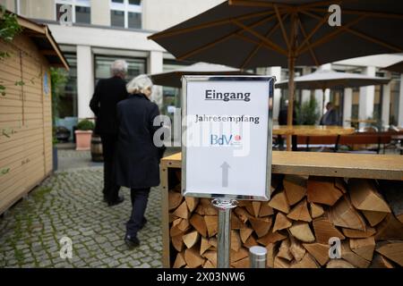 Berlin, Allemagne. 09th Apr, 2024. Les invités assistent à la réception annuelle de l'Association des Expellees (BDV) au Centre de conférences Aquino à Hannoversche Straße. Crédit : Joerg Carstensen/dpa/Alamy Live News Banque D'Images