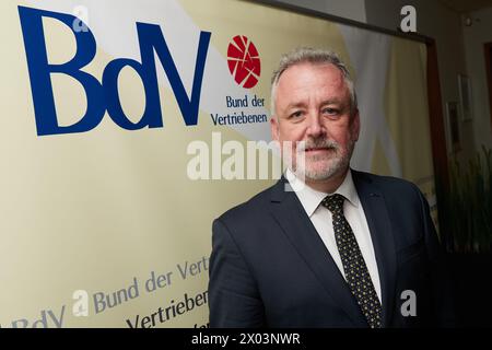 Berlin, Allemagne. 09th Apr, 2024. Bernd Fabritius, président de la Fédération des Expellees (BDV), se tient devant une exposition lors de la réception annuelle de son association. Crédit : Joerg Carstensen/dpa/Alamy Live News Banque D'Images