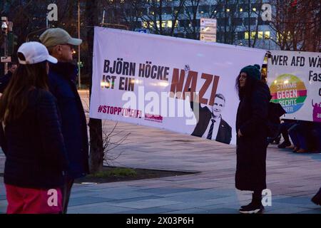 Wiesbaden, Allemagne, 24 janvier 2024. Des milliers de personnes participent à la manifestation sous le slogan « défendre la démocratie ». Banque D'Images