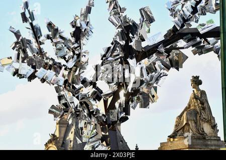 'L'arbre aux mille voix' par Daniel Hourde à Paris, France, le 9 avril 2024. Une nouvelle œuvre géante de Daniel Hourdé est installée sur le pont du Carrousel à Paris jusqu’au 21 mai. L'arbre aux mille voix, haut d'une dizaine de mètres, est constitué d'une multitude de livres dont les feuilles s'envolent, incarnant force et vie. Le petit Prince, à la recherche du temps perdu, Hamlet, boule de suif, le Diable au corps, orgueil et préjugés, la Vagabonde, une vie violente. Les grands classiques de la littérature côtoient les romans plus récents, et les auteurs de tous les pays sont repr Banque D'Images