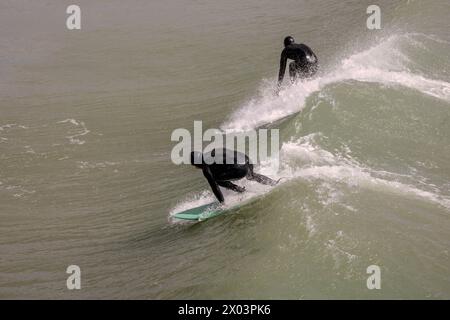 Bournemouth Dorset 9 avril 2024 Météo britannique ; les visiteurs apprécient le soleil printanier malgré les vents violents et la grande houle des tempêtes nocturnes. Crédit surf : Ian Davidson/Alamy Live News Banque D'Images