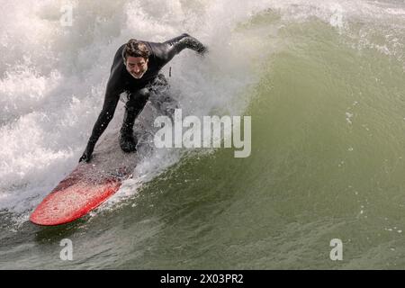 Bournemouth Dorset 9 avril 2024 Météo britannique ; les visiteurs apprécient le soleil printanier malgré les vents violents et la grande houle des tempêtes nocturnes. Crédit surf : Ian Davidson/Alamy Live News Banque D'Images