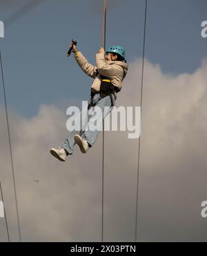 Bournemouth Dorset 9 avril 2024 Météo britannique ; les visiteurs apprécient le soleil printanier malgré les vents violents et la grande houle des tempêtes nocturnes. Zipline Credit : Ian Davidson/Alamy Live News Banque D'Images