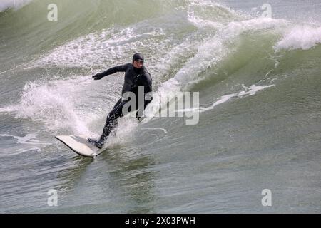 Bournemouth Dorset 9 avril 2024 Météo britannique ; les visiteurs apprécient le soleil printanier malgré les vents violents et la grande houle des tempêtes nocturnes. Crédit surf : Ian Davidson/Alamy Live News Banque D'Images