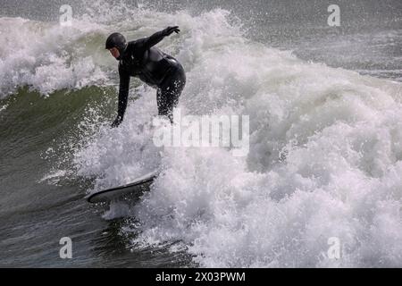 Bournemouth Dorset 9 avril 2024 Météo britannique ; les visiteurs apprécient le soleil printanier malgré les vents violents et la grande houle des tempêtes nocturnes. Crédit : Ian Davidson/Alamy Live News Banque D'Images