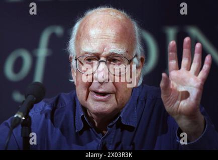 Photo du dossier datée du 11/10/2013 du professeur Peter Higgs s’adressant aux médias lors d’une conférence de presse à Édimbourg après avoir reçu le prix Nobel de physique. Le physicien lauréat du prix Nobel, le professeur Peter Higgs - pour qui la particule subatomique du boson de Higgs a été nommée - est mort à l'âge de 94 ans, a déclaré l'Université d'Édimbourg. Date d'émission : mardi 9 avril 2024. Banque D'Images