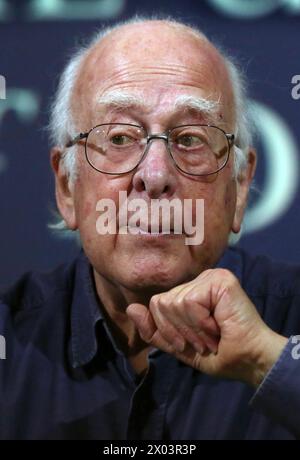 Photo du dossier datée du 11/10/2013 du professeur Peter Higgs s’adressant aux médias lors d’une conférence de presse à Édimbourg après avoir reçu le prix Nobel de physique. Le physicien lauréat du prix Nobel, le professeur Peter Higgs - pour qui la particule subatomique du boson de Higgs a été nommée - est mort à l'âge de 94 ans, a déclaré l'Université d'Édimbourg. Date d'émission : mardi 9 avril 2024. Banque D'Images