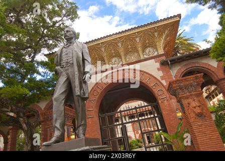 La statue de Henry Flagler se dresse devant le Flagler College, anciennement Ponce de Leon Hotel, maintenant un monument historique a été construit en 1887 par Henry M. Flagler - Banque D'Images