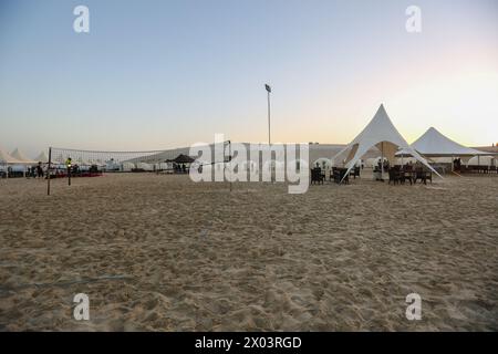 Tentes au camp du désert QIA à la mer intérieure dans le golfe Persique au coucher du soleil. Moyen-Orient, péninsule arabique. La mer intérieure est une destination touristique majeure Banque D'Images